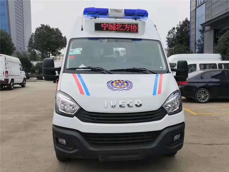 依維柯歐盛救護(hù)車（抬顯警燈）