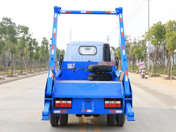 國(guó)六東風(fēng)小多利卡 3~4方 擺臂垃圾車(chē)