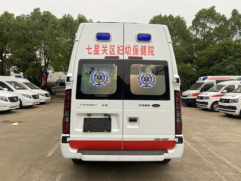 福特V348長(zhǎng)軸中頂救護(hù)車